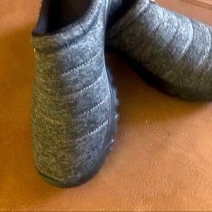 Ubfen grey/black fabric clogs , size Euro 39. AG